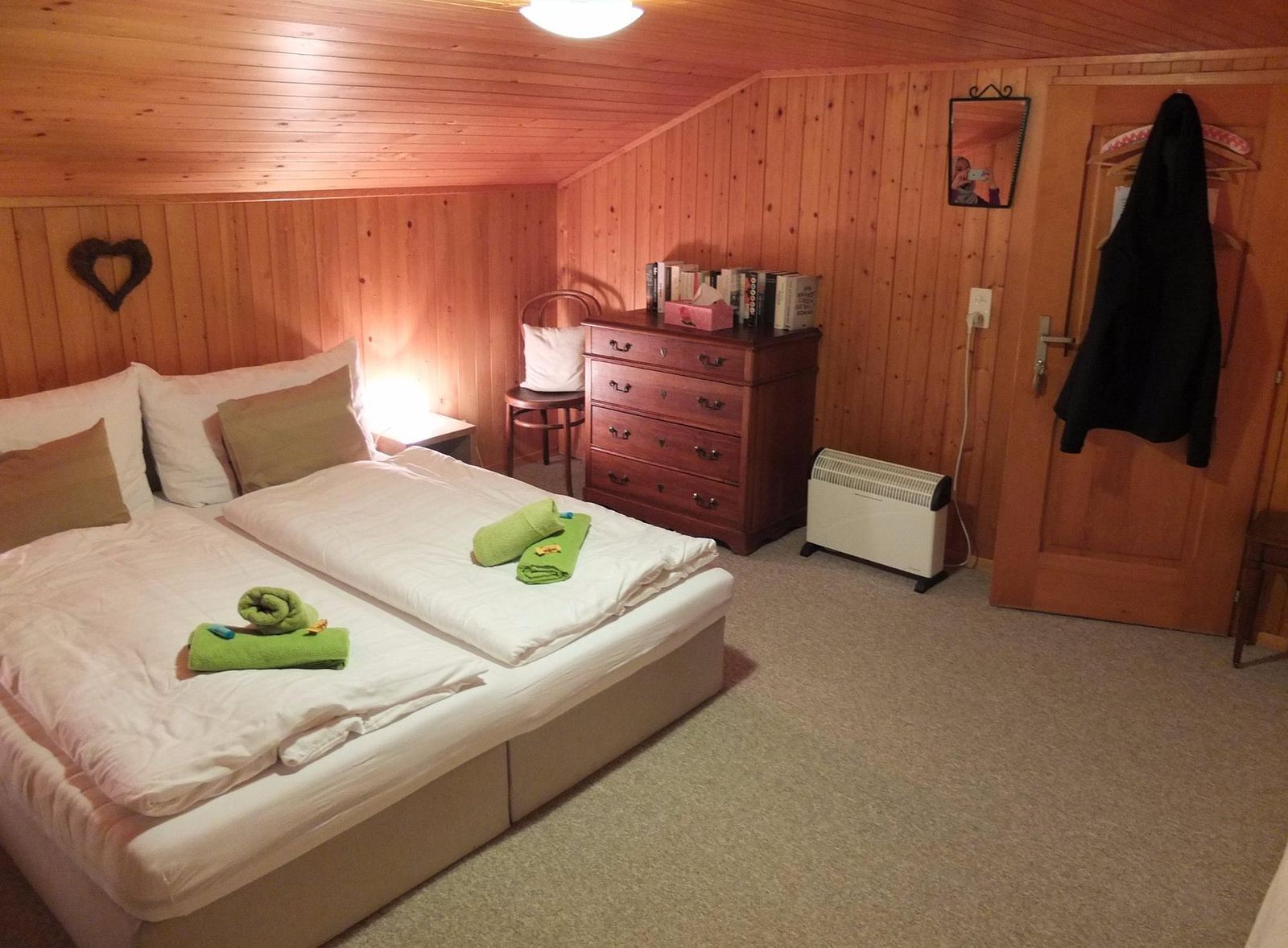 Wood-panelled guest room at Chalet Aelpli